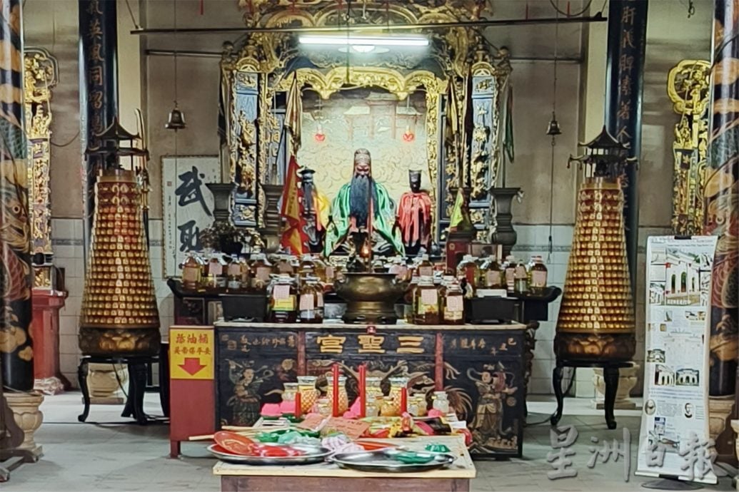 （供星洲网）NS庇朥/张聒翔为庇朥百年古庙三圣宫捎来1万大红包 作紧急修复工程开销。