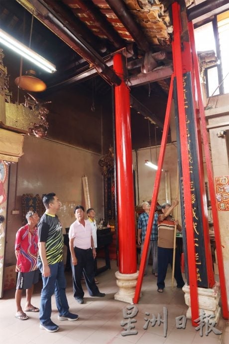 （供星洲网）NS庇朥/张聒翔为庇朥百年古庙三圣宫捎来1万大红包 作紧急修复工程开销。