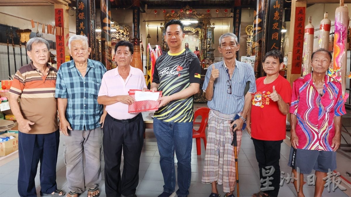 （供星洲网）NS庇朥/张聒翔为庇朥百年古庙三圣宫捎来1万大红包 作紧急修复工程开销。