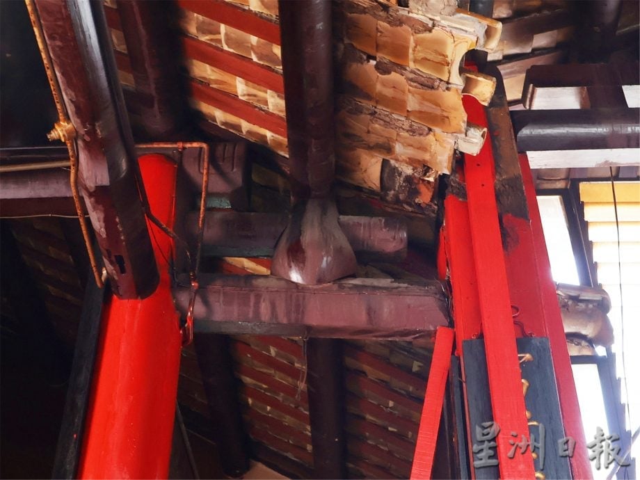 （供星洲网）NS庇朥/张聒翔为庇朥百年古庙三圣宫捎来1万大红包 作紧急修复工程开销。