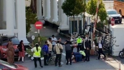 87岁老翁在法庭前倒下 众人找不到AED