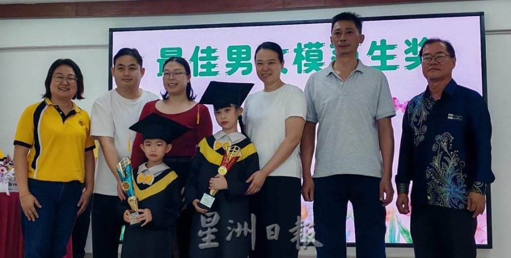 东：（已签发）启文上午校学前班毕业典礼