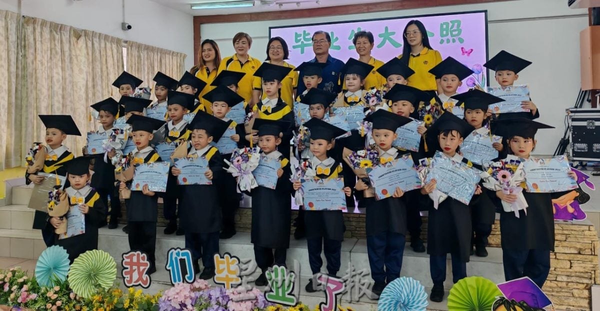 东：（已签发）启文上午校学前班毕业典礼