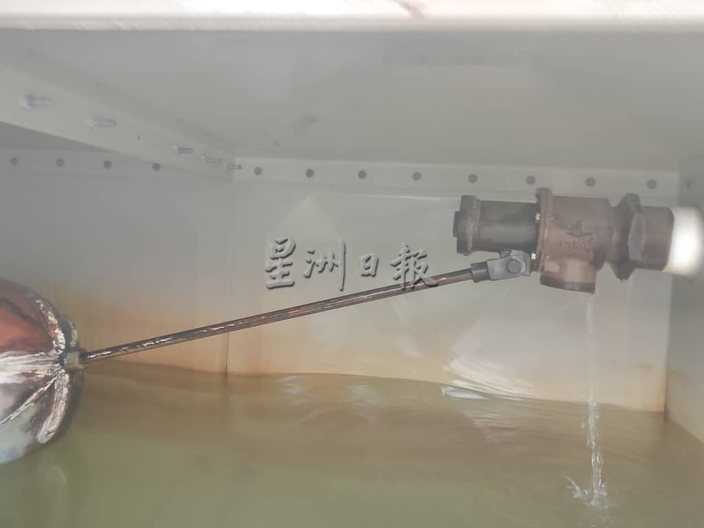 星光组屋蓄水槽故障冲破围墙 居民：漏水数天前已投诉却无人处理