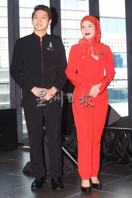 视频|亚航推新制服政策 空姐可选戴头巾穿裤装