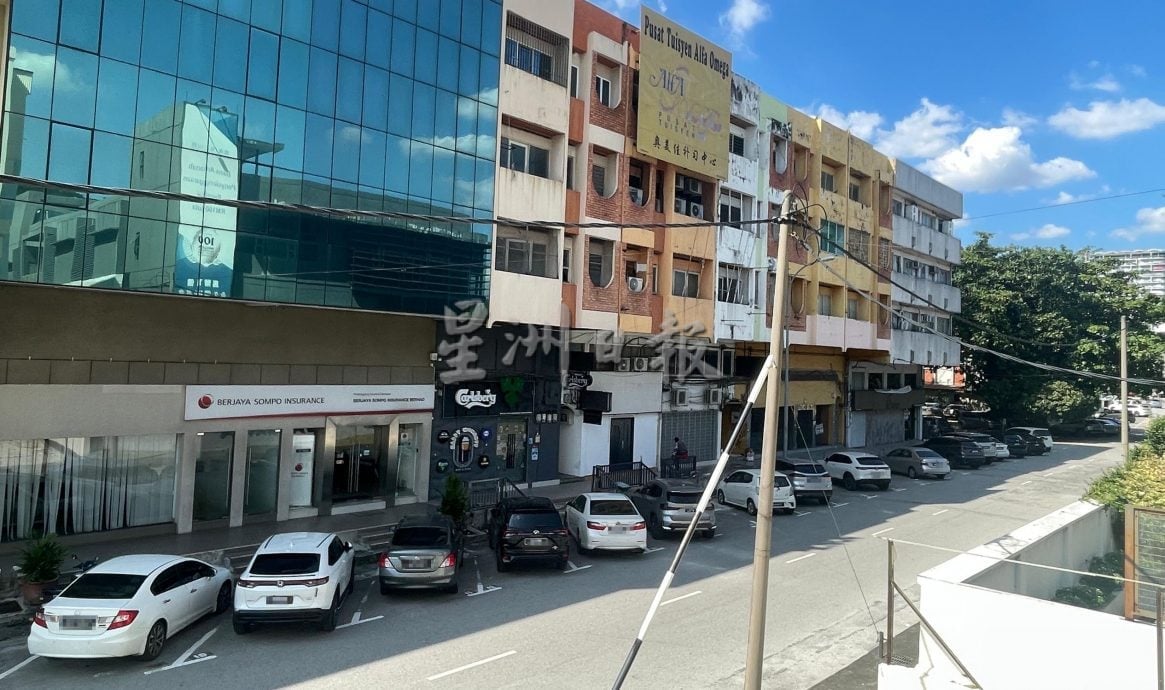 霹：已签∕p10头∕怡胡申路现流浪汉 设施缺失 市议员争取尽快修复沟渠盖