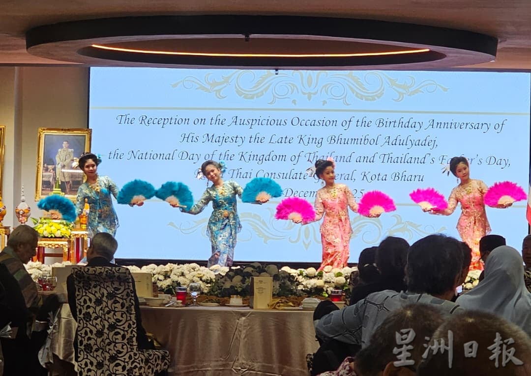 东(已签):泰国驻哥打峇鲁领事馆适逢已故泰王普密蓬诞辰纪念日、泰国国庆日及父亲节之际，举办招待会。