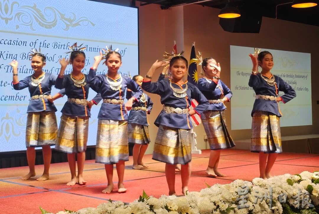 东(已签):泰国驻哥打峇鲁领事馆适逢已故泰王普密蓬诞辰纪念日、泰国国庆日及父亲节之际，举办招待会。