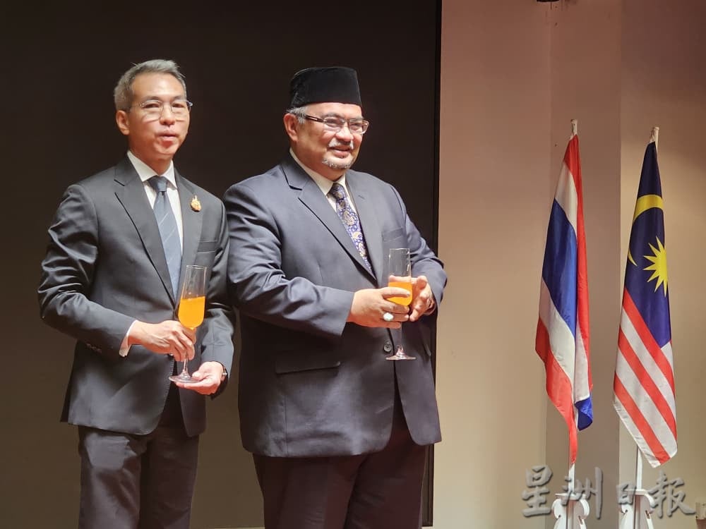 东(已签):泰国驻哥打峇鲁领事馆适逢已故泰王普密蓬诞辰纪念日、泰国国庆日及父亲节之际，举办招待会。