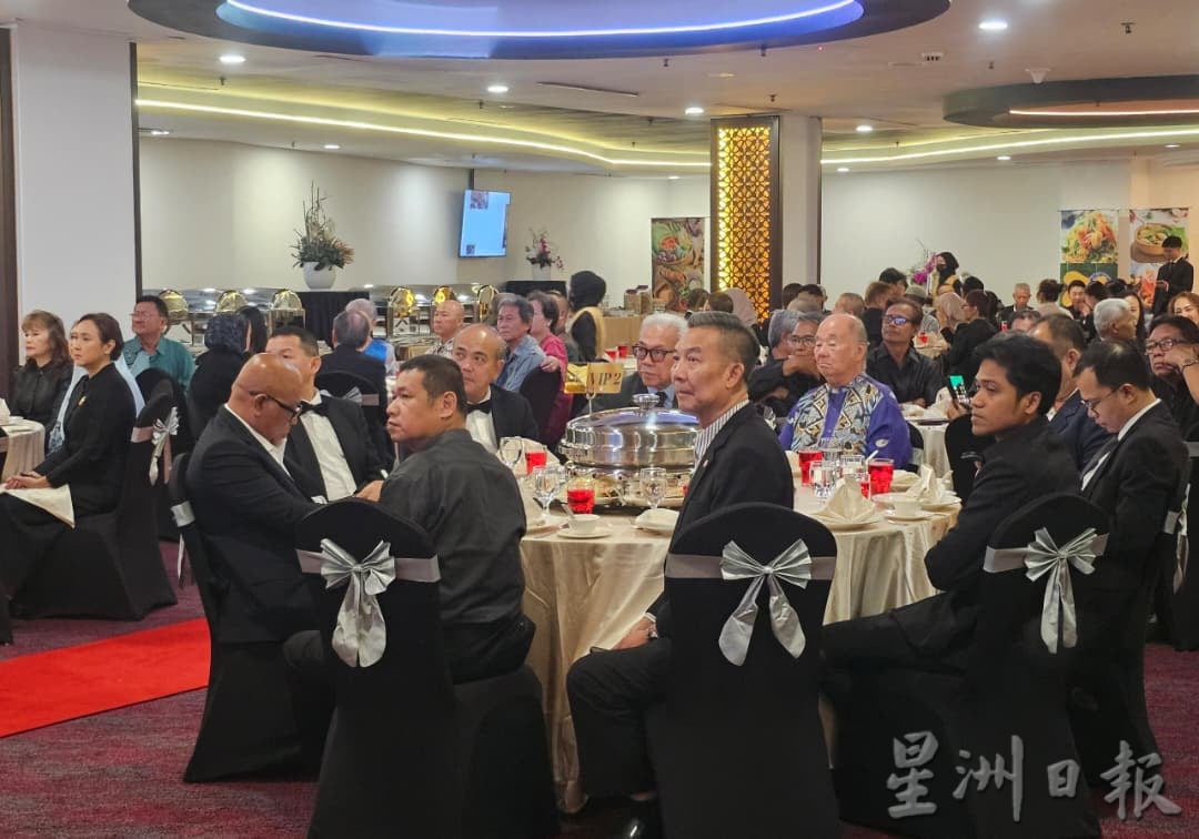 东(已签):泰国驻哥打峇鲁领事馆适逢已故泰王普密蓬诞辰纪念日、泰国国庆日及父亲节之际，举办招待会。