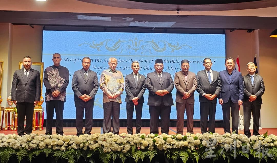 东(已签):泰国驻哥打峇鲁领事馆适逢已故泰王普密蓬诞辰纪念日、泰国国庆日及父亲节之际，举办招待会。