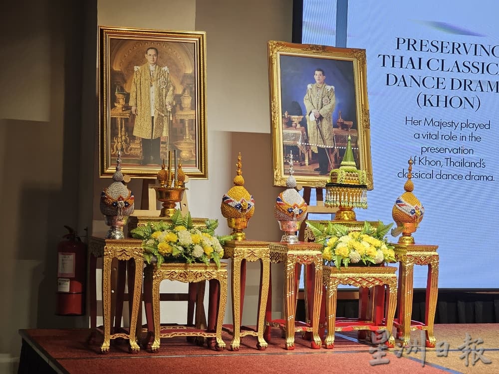 东(已签):泰国驻哥打峇鲁领事馆适逢已故泰王普密蓬诞辰纪念日、泰国国庆日及父亲节之际，举办招待会。