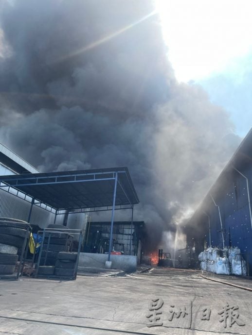 环保厂火灾 浓烟数公里外可见