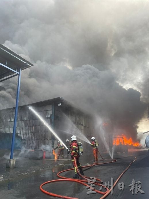 环保厂火灾 浓烟数公里外可见
