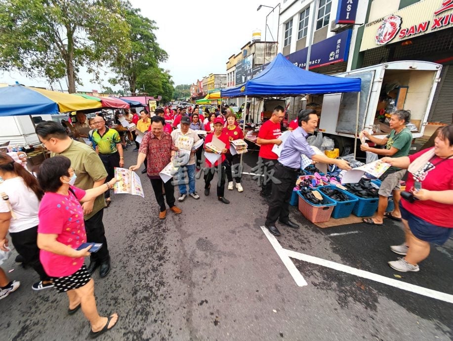 亚沙国会“总动员”夜市派月历