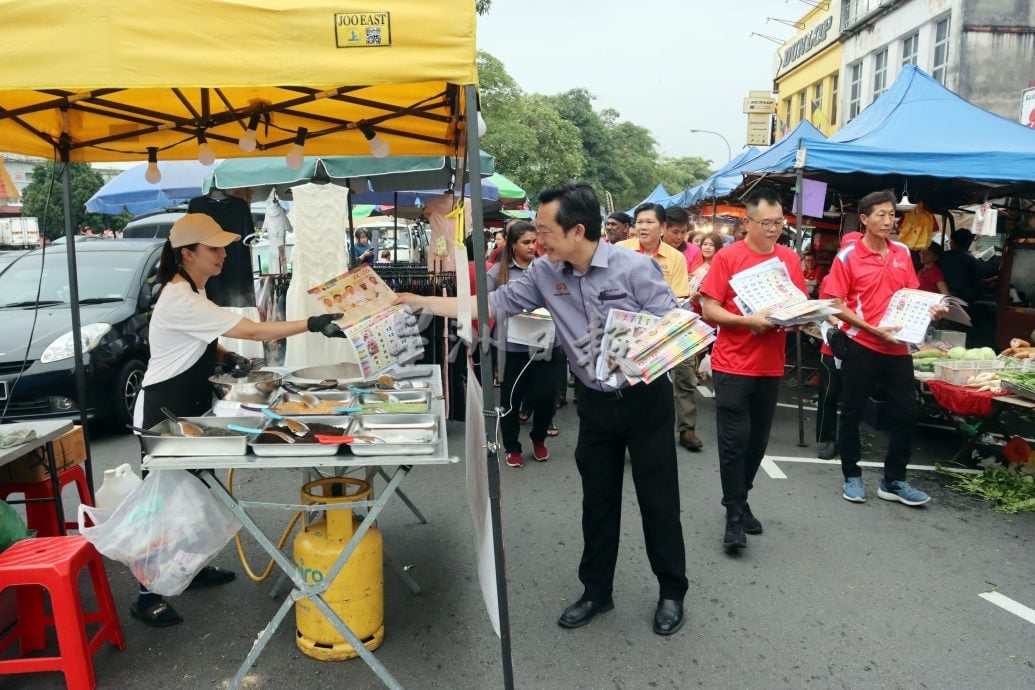 亚沙国会“总动员”夜市派月历