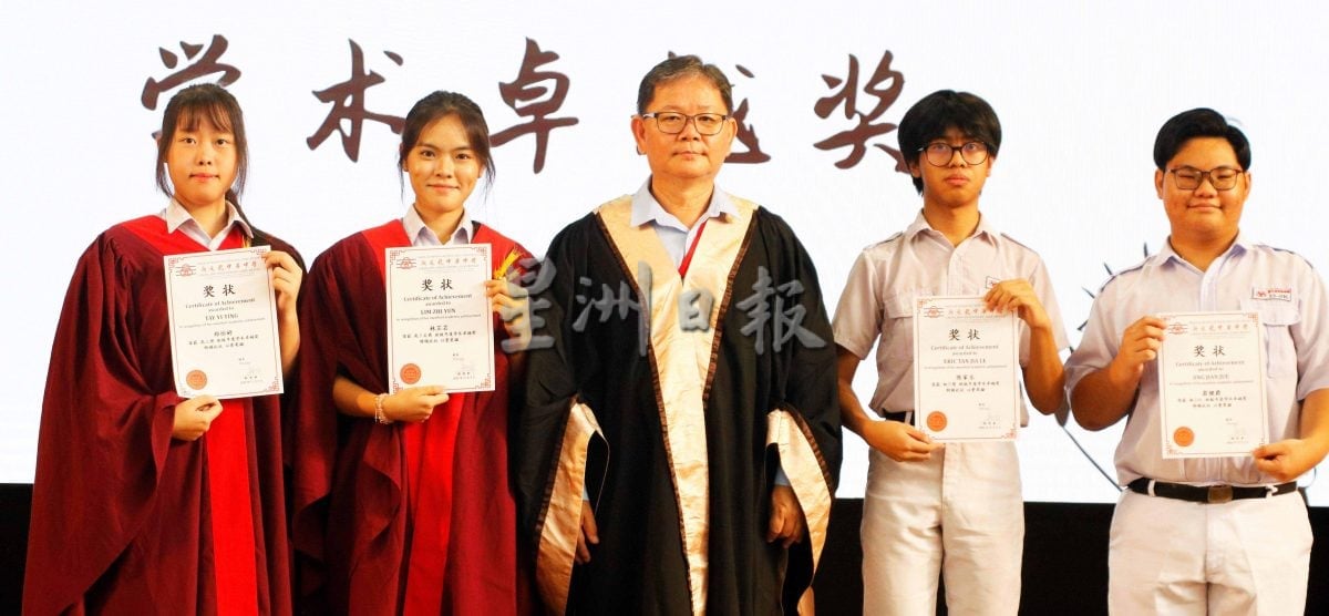 （已签发）柔：新文龙中华中学33高中生毕业   董事会宣布明年不涨学费