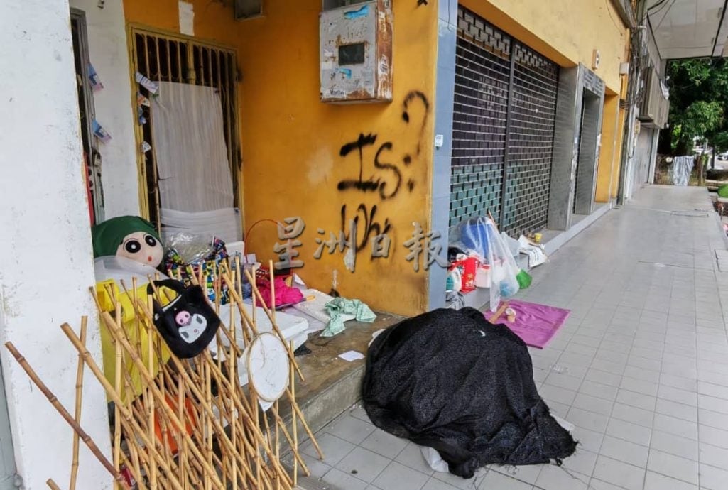 霹：已签∕p10头∕怡胡申路现流浪汉 设施缺失 市议员争取尽快修复沟渠盖