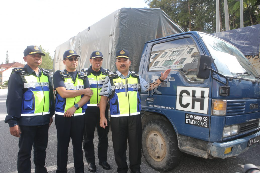 陆交局金马仑执法发51罚单 学巴载外国游客被充公 