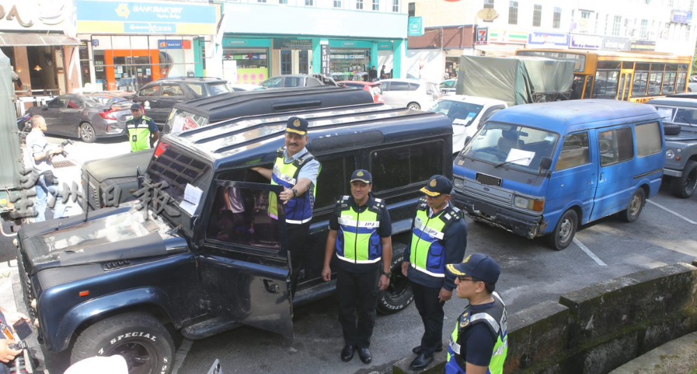 陆交局金马仑执法发51罚单 学巴载外国游客被充公 