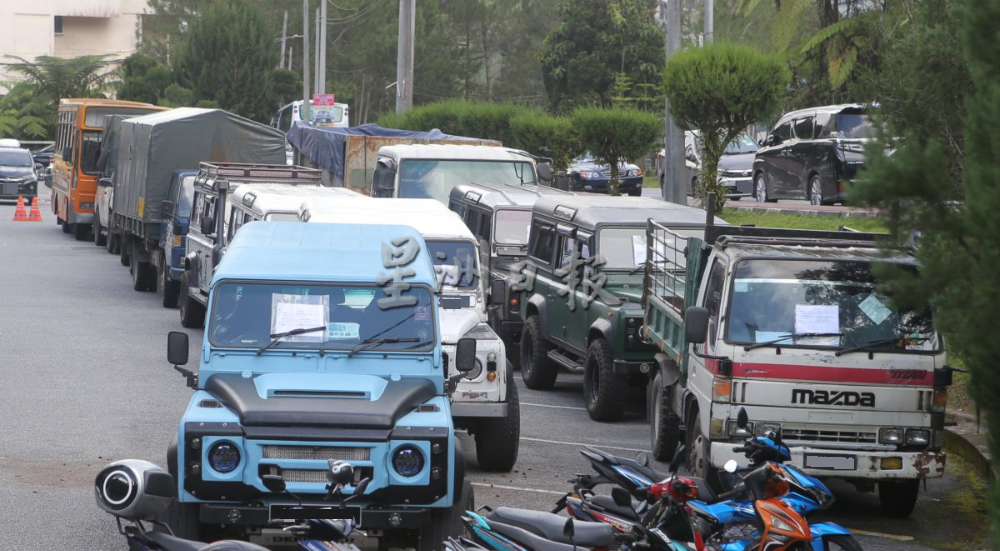 陆交局金马仑执法发51罚单 学巴载外国游客被充公 