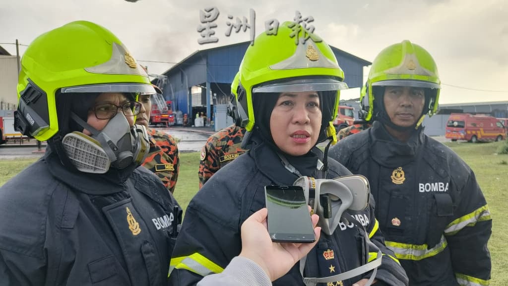 紧急行动防进一步污染环境 火场油料泄漏部分流入沟渠