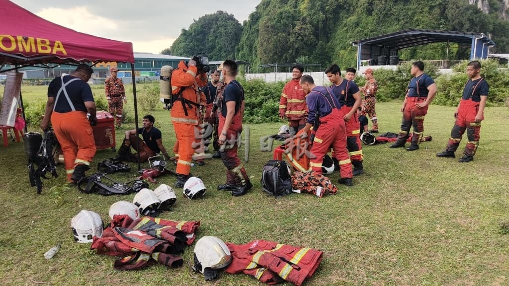 紧急行动防进一步污染环境 火场油料泄漏部分流入沟渠