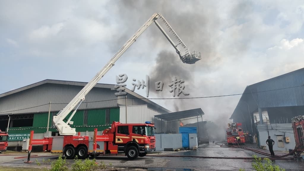 紧急行动防进一步污染环境 火场油料泄漏部分流入沟渠