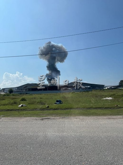 紧急行动防进一步污染环境 火场油料泄漏部分流入沟渠