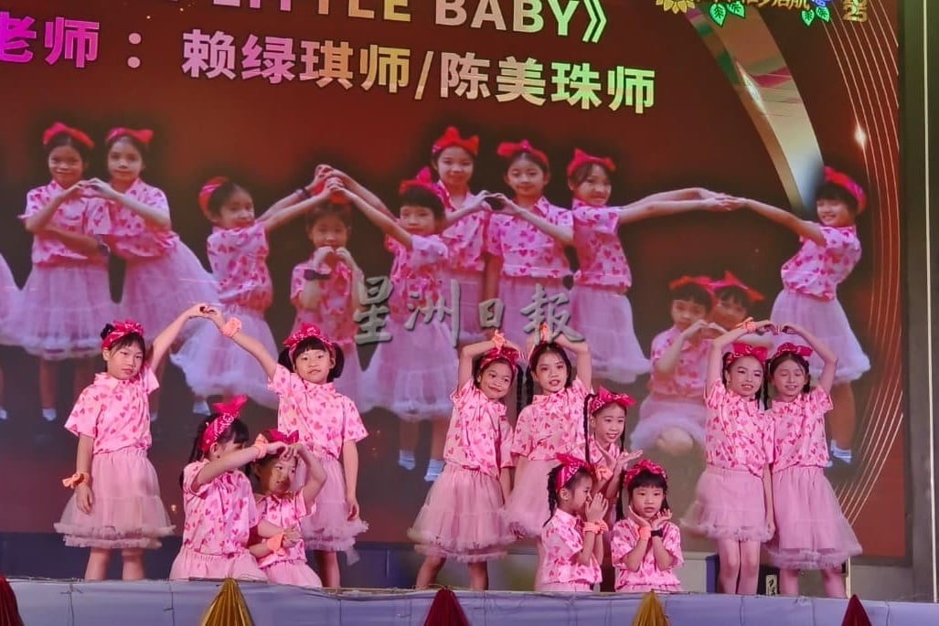 东:(已发布)文德甲中华小学二校92名毕业生高唱骊歌