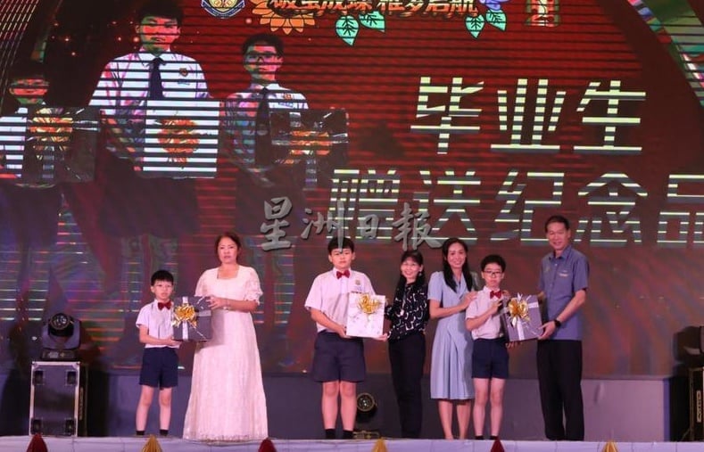 东:(已发布)文德甲中华小学二校92名毕业生高唱骊歌