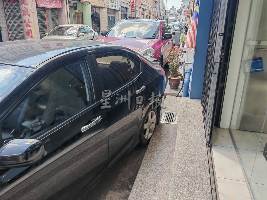 (古城第二版主文/签发)武牙拉也路笔直,飙车飙摩托问题猖獗,如今再发生车祸,商家盼设减速线