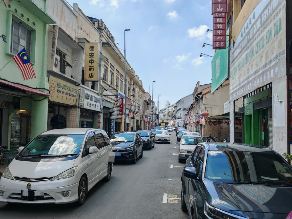 (古城第二版主文/签发)武牙拉也路笔直,飙车飙摩托问题猖獗,如今再发生车祸,商家盼设减速线