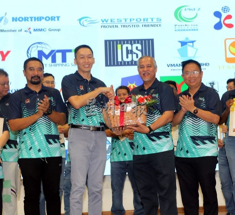 大都会(版2头)/港务局携手市政厅美化巴生港口,33高架桥梁柱绘壁画