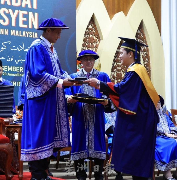 峇敦胡先翁大学毕业礼 4915人高唱骊歌