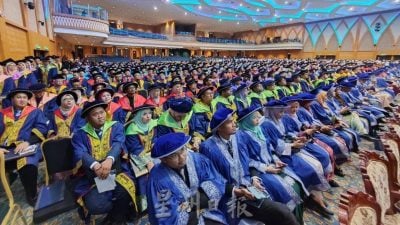 峇敦胡先翁大学毕业礼   4915人高唱骊歌