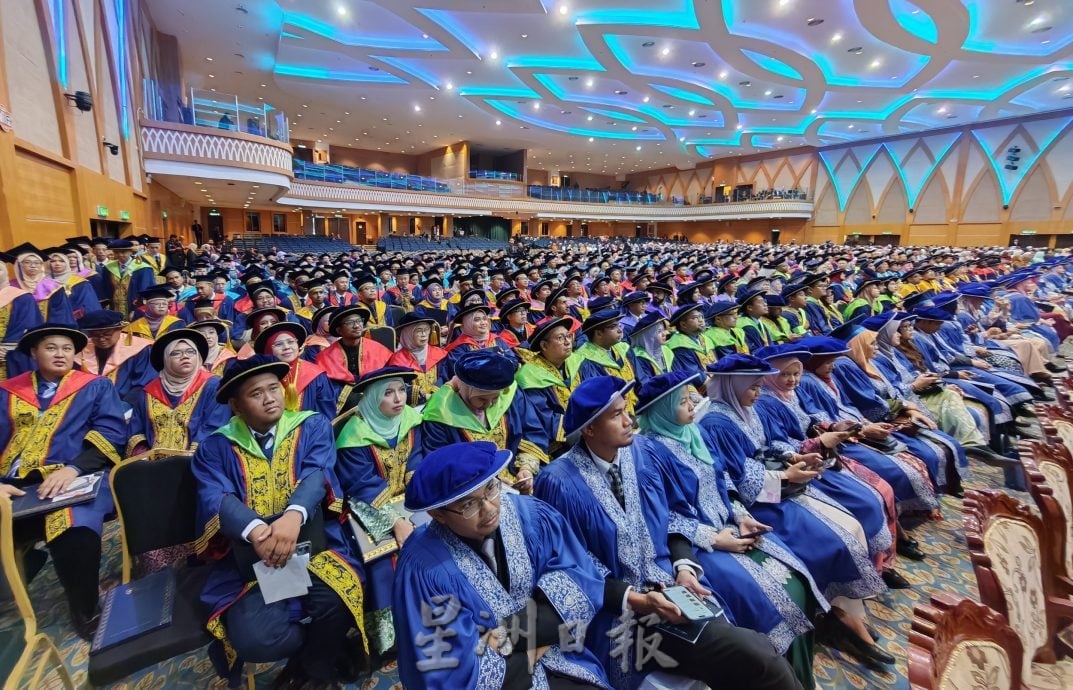 峇敦胡先翁大学毕业礼 4915人高唱骊歌