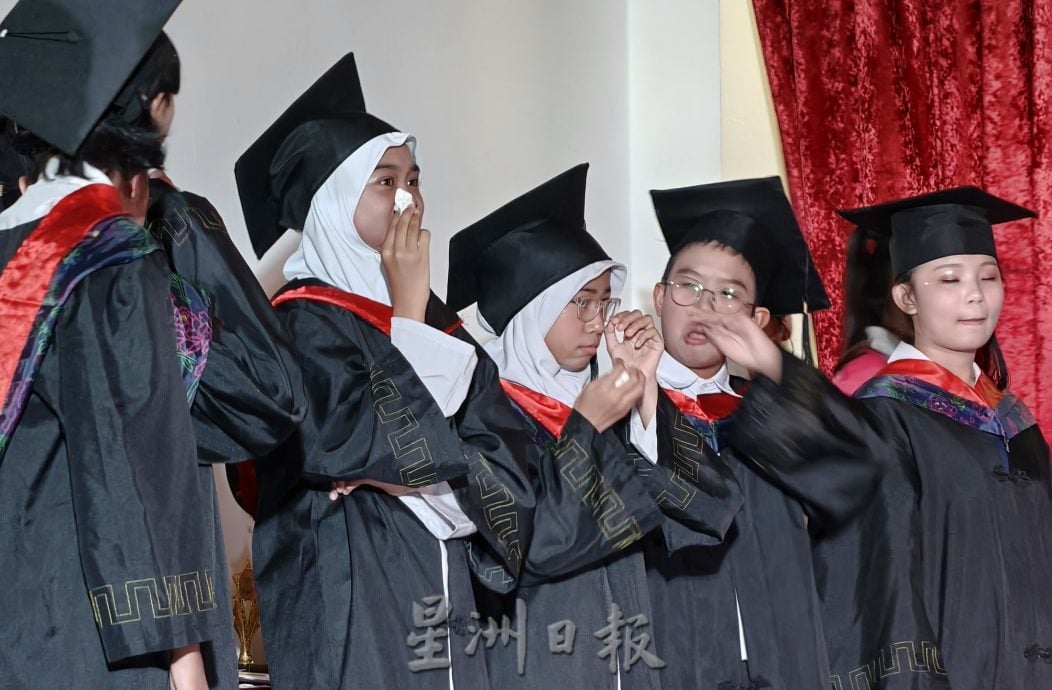 绿峰岭华小迁校6年迎来历史性一刻 首批“完整六年级生”顺利毕业！