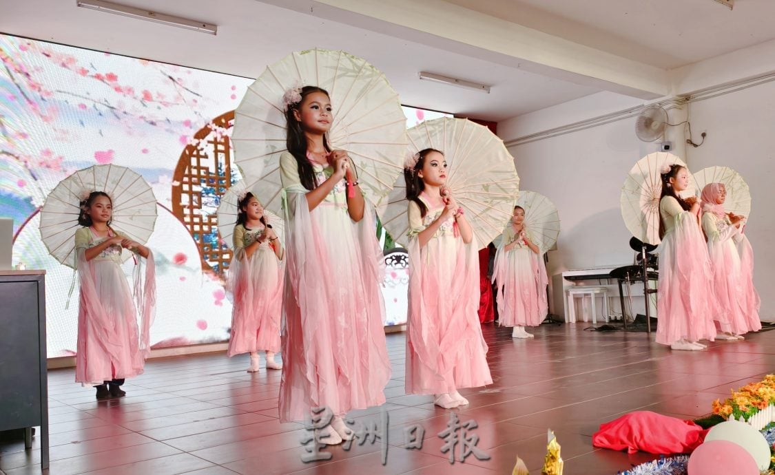 绿峰岭华小迁校6年迎来历史性一刻 首批“完整六年级生”顺利毕业！