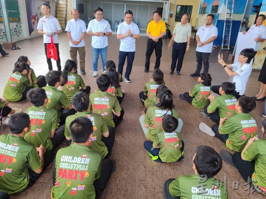 安顺火箭圣诞送暖 Jaz孩子共获5.6万助学金