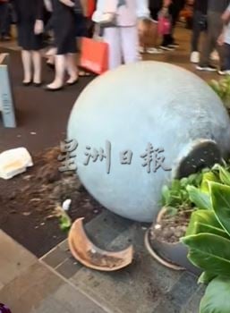 大都会//疑因油门故障轿车失控·男子撞谷中城购物广场花盆及水池等