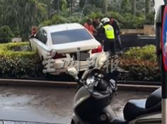 大都会//疑因油门故障轿车失控·男子撞谷中城购物广场花盆及水池等