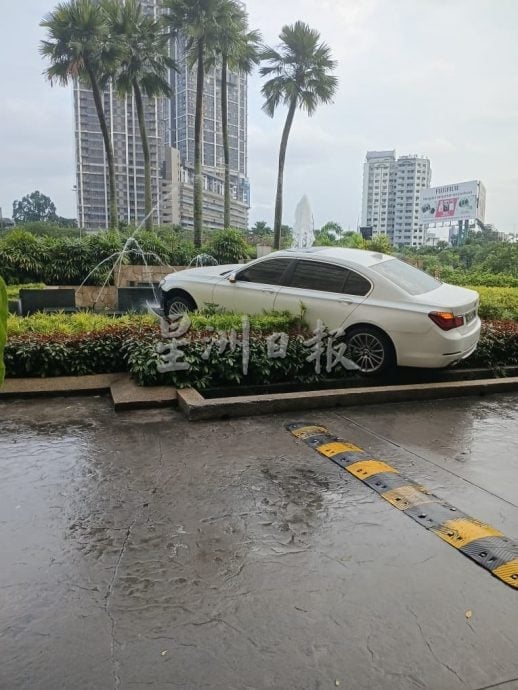 大都会//疑因油门故障轿车失控·男子撞谷中城购物广场花盆及水池等