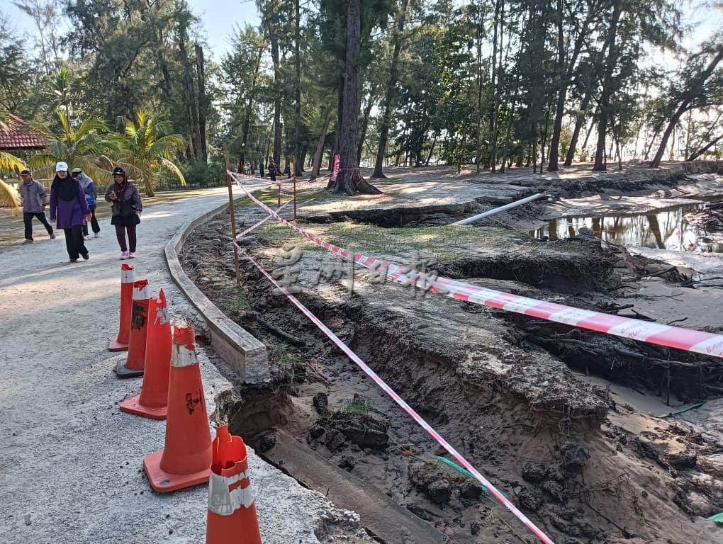 东：已签发：关丹哥罗乐公园近日因海水侵蚀，公园内多处区域发生坍塌。