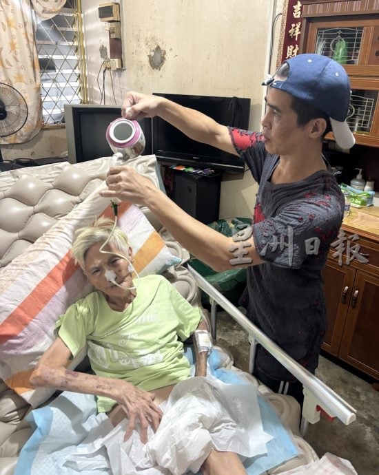 **已签发**柔:头条之一(8/12见报):独自照顾83岁母捉襟见肘 星洲基金为母子筹2年生活费