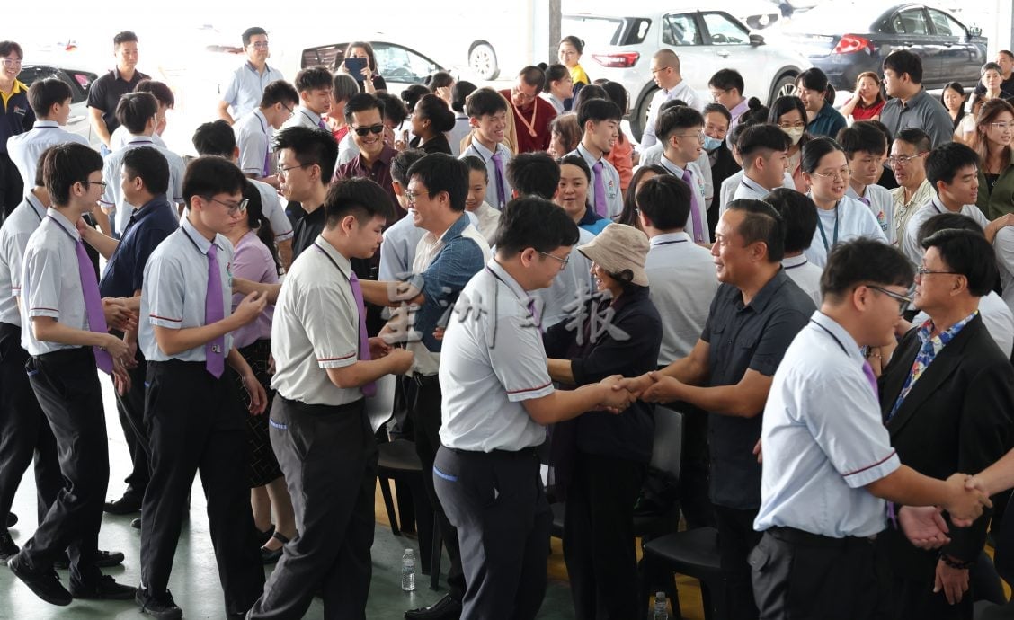 东:已签发：关丹中华中学《时光邮局》第7届高中毕业典礼