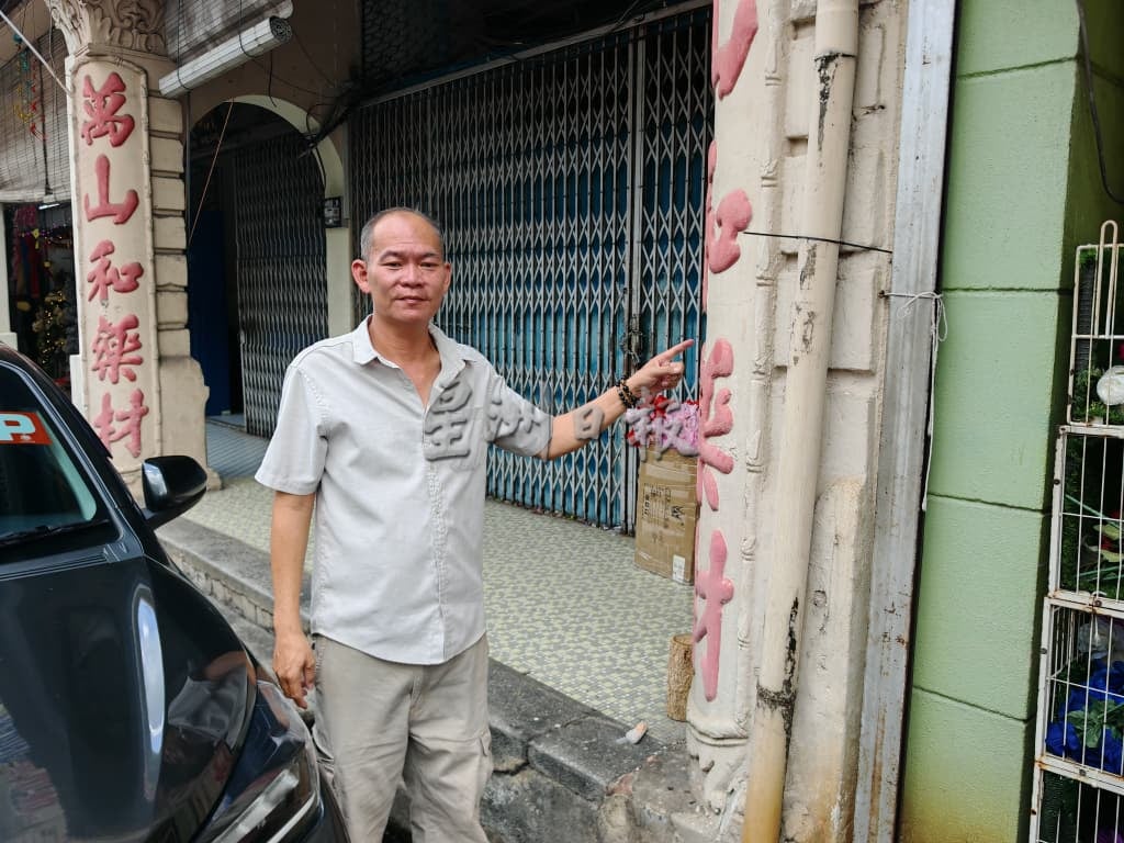 (古城版)武牙拉也店屋水管掉落所幸没砸伤人,梁证法盼政府及业者配合,打造文创市集恢复生机,便会有人维护基设