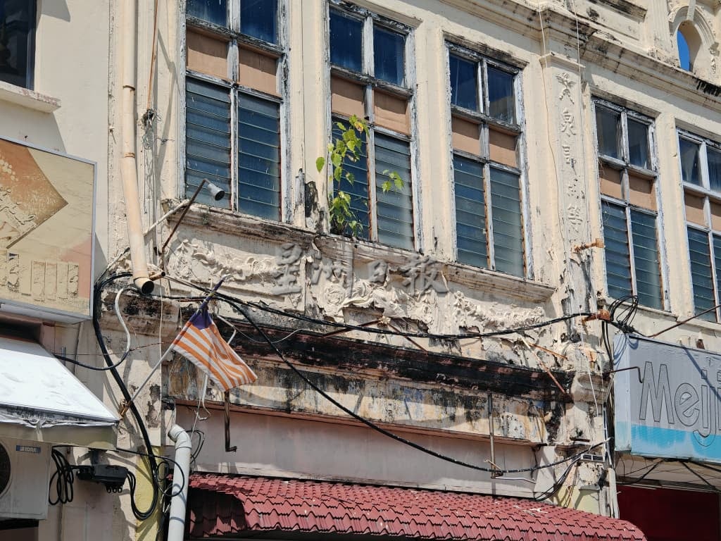 (古城版)武牙拉也店屋水管掉落所幸没砸伤人,梁证法盼政府及业者配合,打造文创市集恢复生机,便会有人维护基设