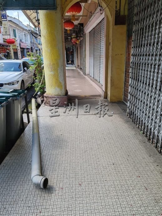 (古城版)武牙拉也店屋水管掉落所幸没砸伤人,梁证法盼政府及业者配合,打造文创市集恢复生机,便会有人维护基设