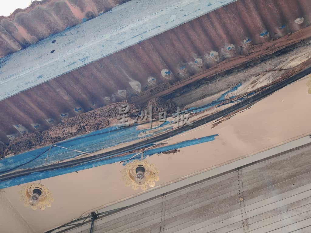 (古城版)武牙拉也店屋水管掉落所幸没砸伤人,梁证法盼政府及业者配合,打造文创市集恢复生机,便会有人维护基设